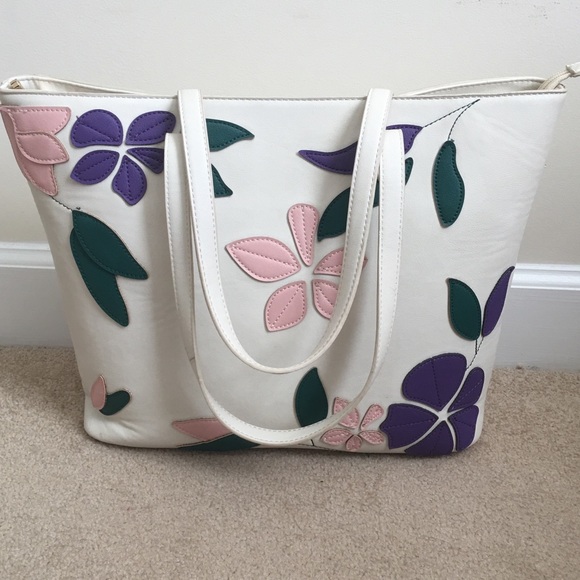 ‼️SOLD‼️ CHARMING CHARLIE Cream Floral Tote Bag - Picture 2 of 6